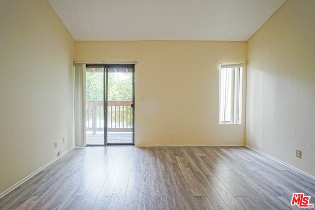 5760 Owensmouth Avenue 14 Property Photo 11