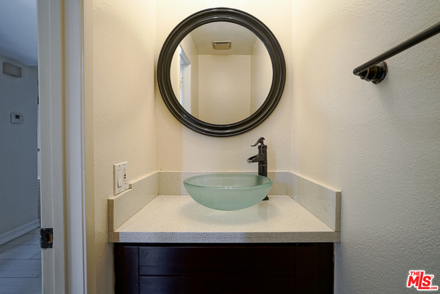 5760 Owensmouth Avenue 14 Property Photo 14