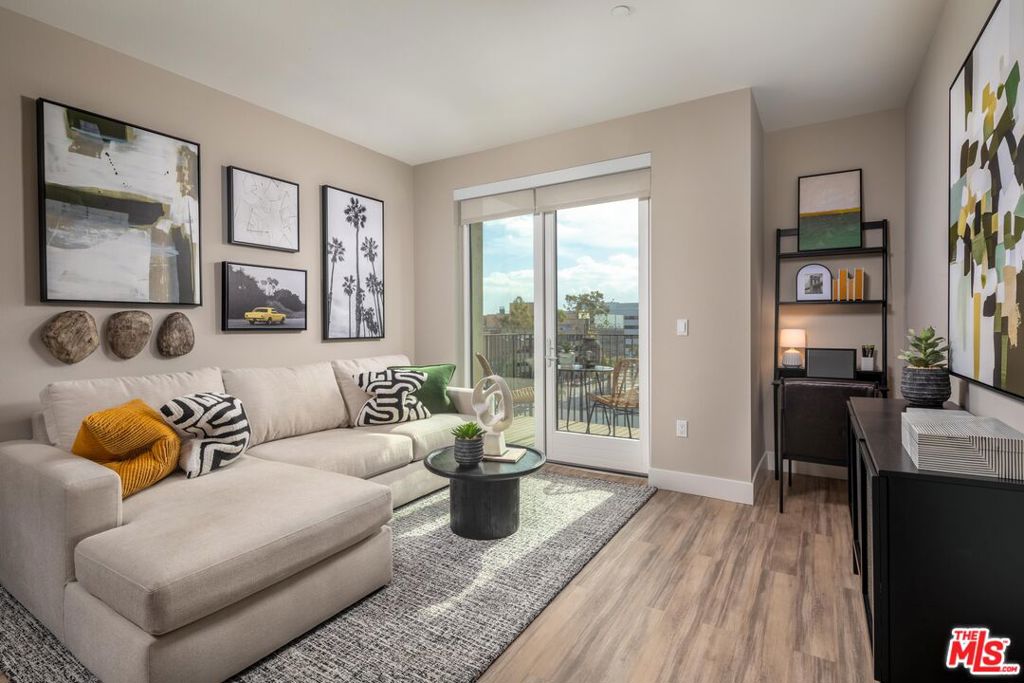 201 N La Brea Avenue 321 Property Photo 2
