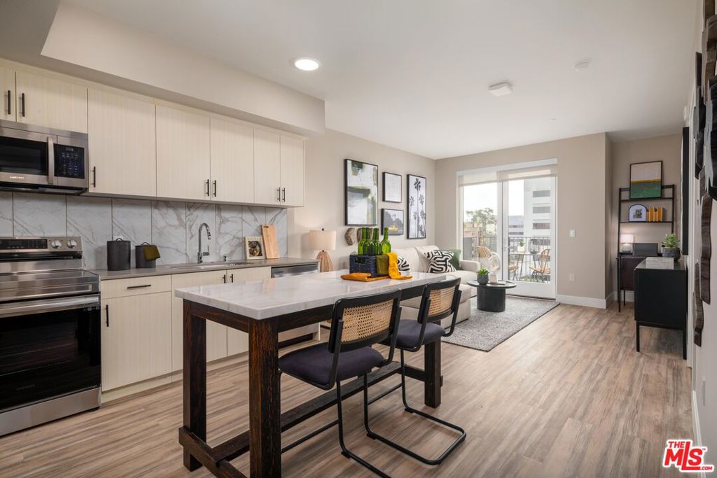 201 N La Brea Avenue 321 Property Photo 3