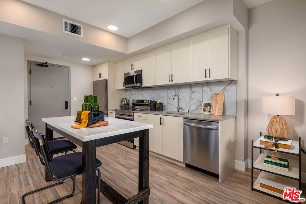201 N La Brea Avenue 321 Property Photo 4