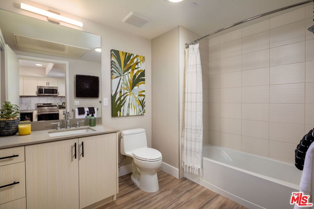 201 N La Brea Avenue 321 Property Photo 6