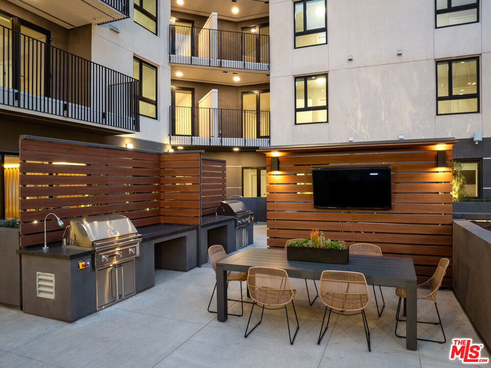 201 N La Brea Avenue 321 Property Photo 23