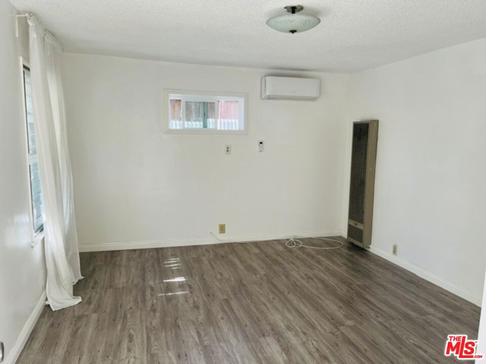 2371 Edgewater Terrace Property Photo 3