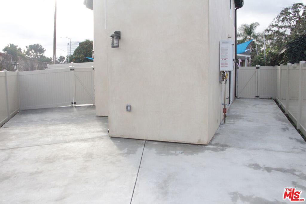 15431 Huston Street Property Photo 3