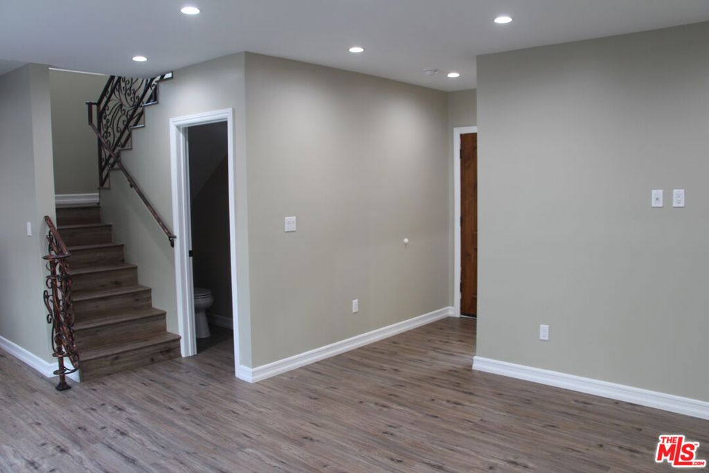 15431 Huston Street Property Photo 7