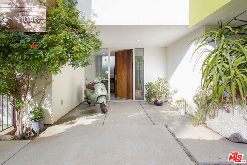 1046 6th Avenue Property Photo 3