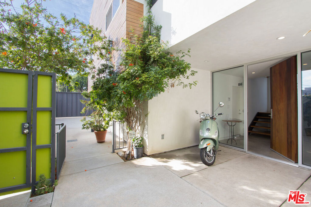 1046 6th Avenue Property Photo 4