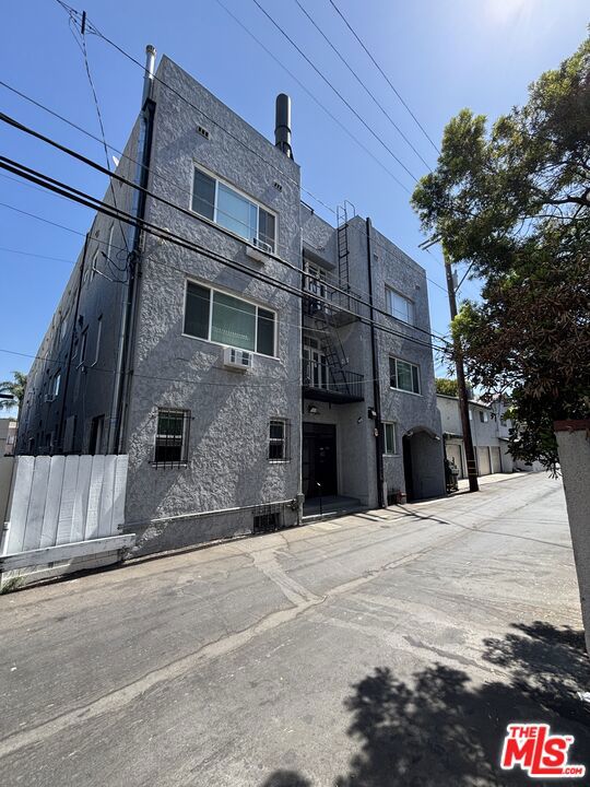 1152 E 1st Street Property Photo 6