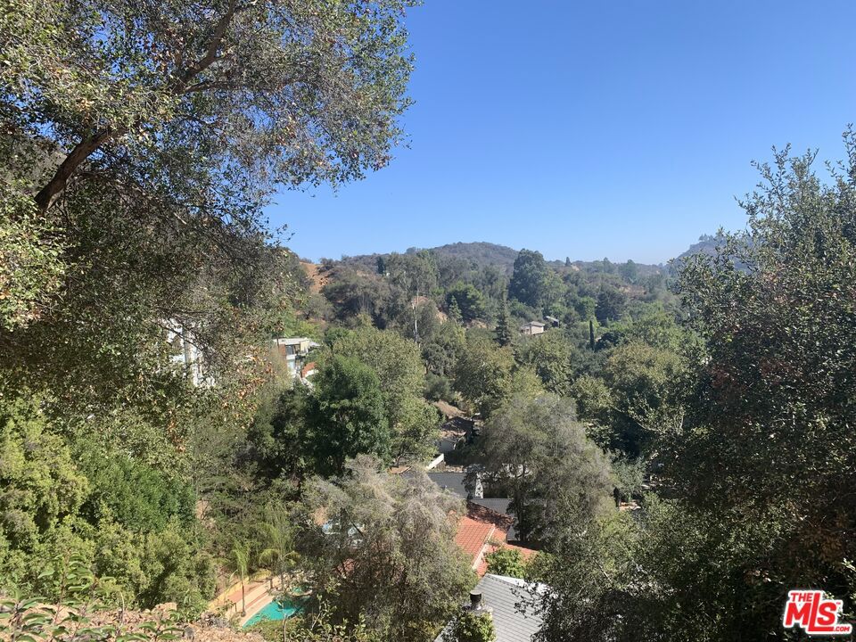2311 N Beverly Glen Place Property Photo 8