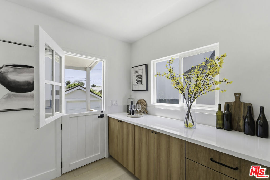 6018 S Harcourt Avenue Property Photo 12
