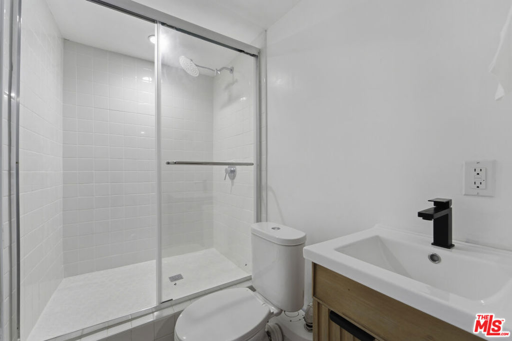 6018 S Harcourt Avenue Property Photo 23