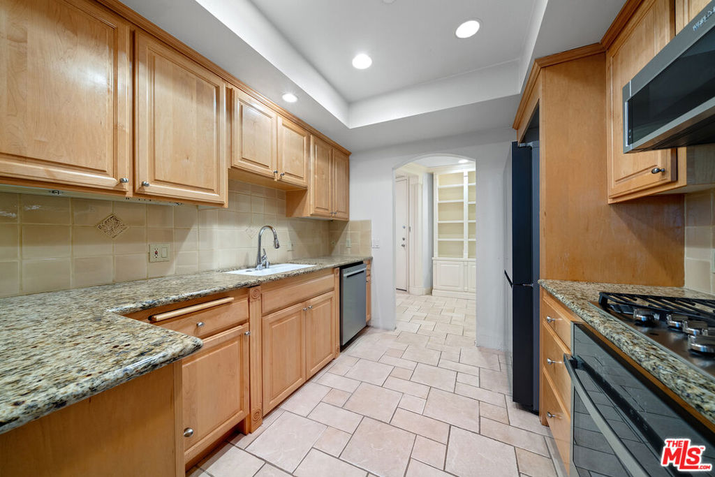 1830 Pelham Avenue 204 Property Photo 6