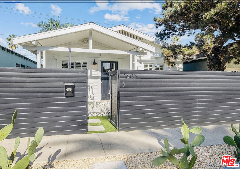 1605 Cabrillo Avenue Property Photo 2