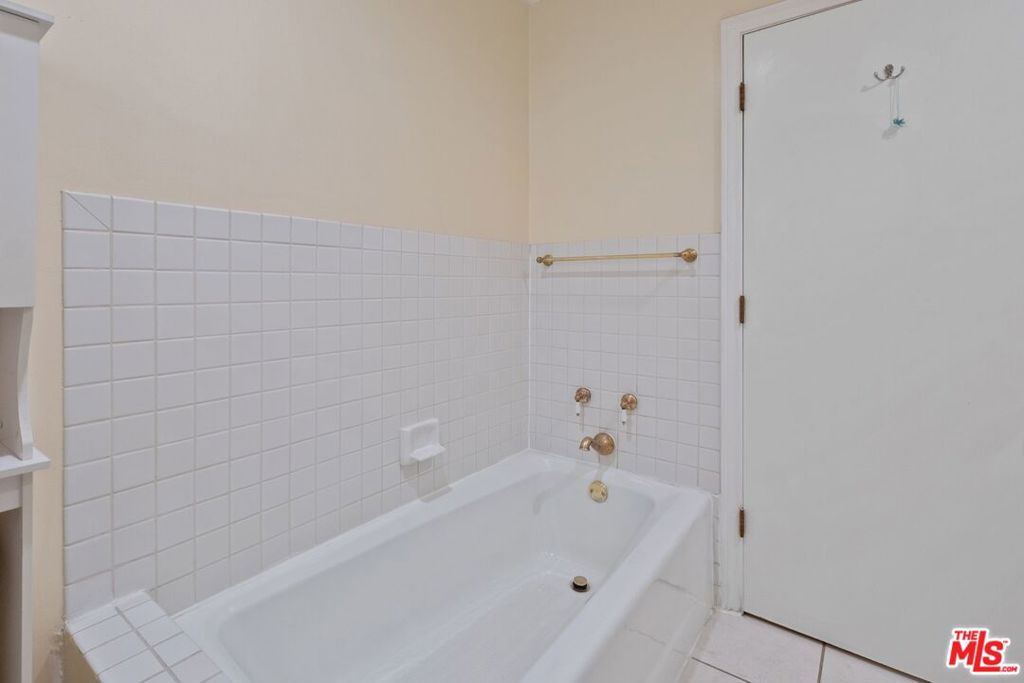 471 S Clark Drive Property Photo 18