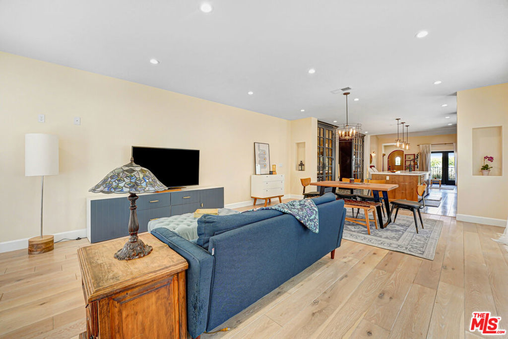 2823 S Bronson Avenue Property Photo 14