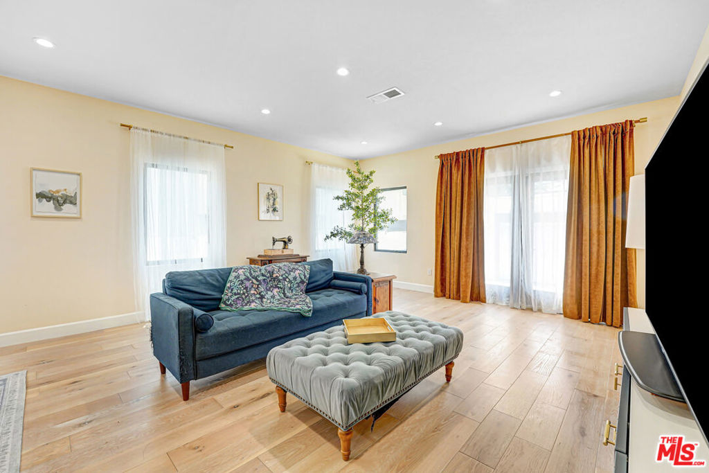 2823 S Bronson Avenue Property Photo 15