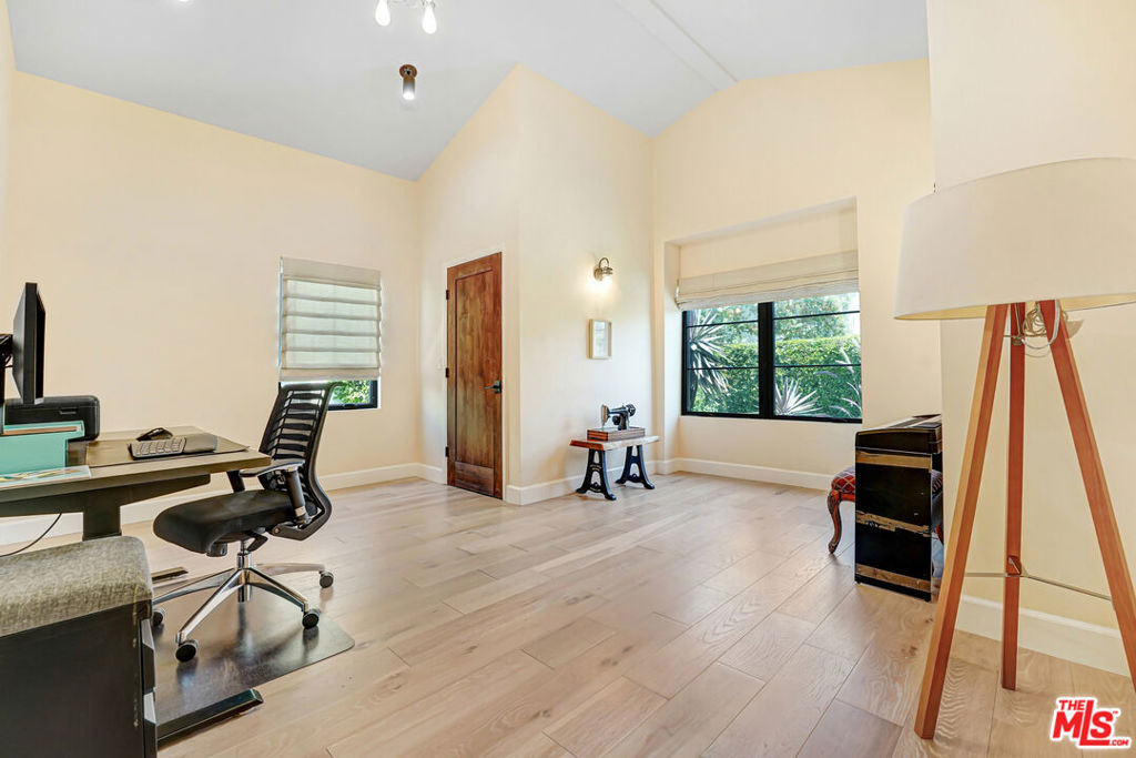 2823 S Bronson Avenue Property Photo 16