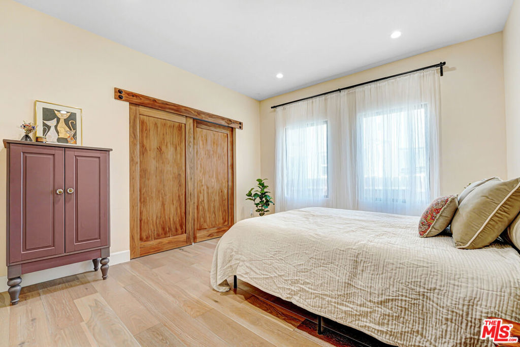 2823 S Bronson Avenue Property Photo 17