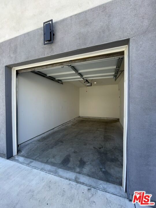 5733 1/2 Fulcher Avenue Property Photo 3