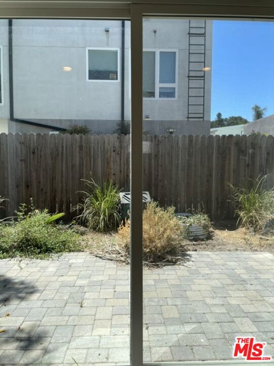 5733 1/2 Fulcher Avenue Property Photo 7
