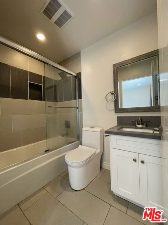 5733 1/2 Fulcher Avenue Property Photo 9