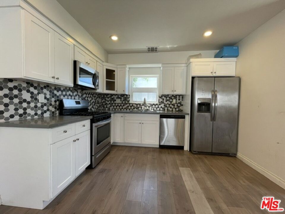 5733 1/2 Fulcher Avenue Property Photo 14