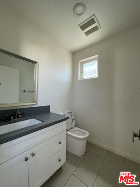 5733 1/2 Fulcher Avenue Property Photo 16