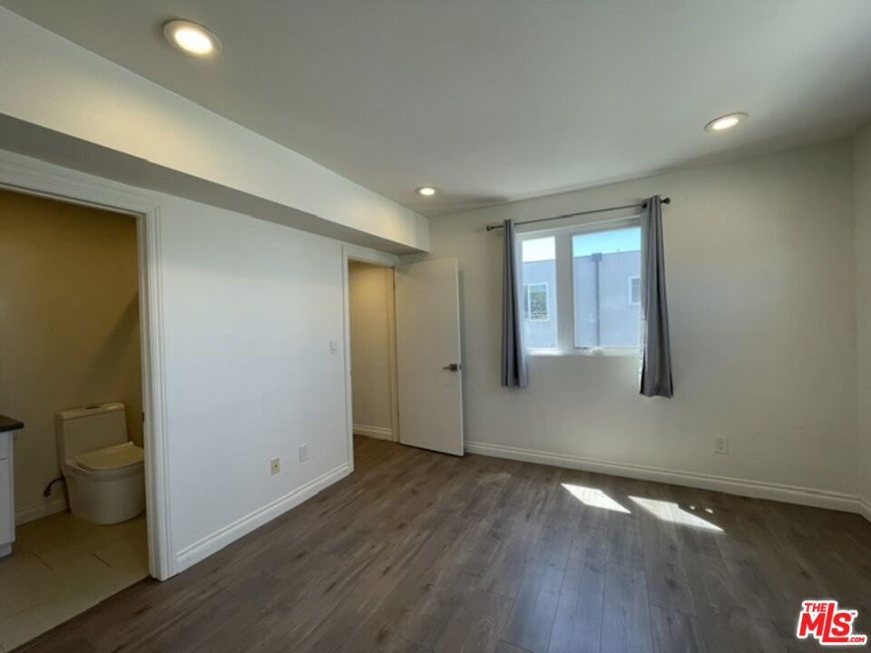 5733 1/2 Fulcher Avenue Property Photo 25