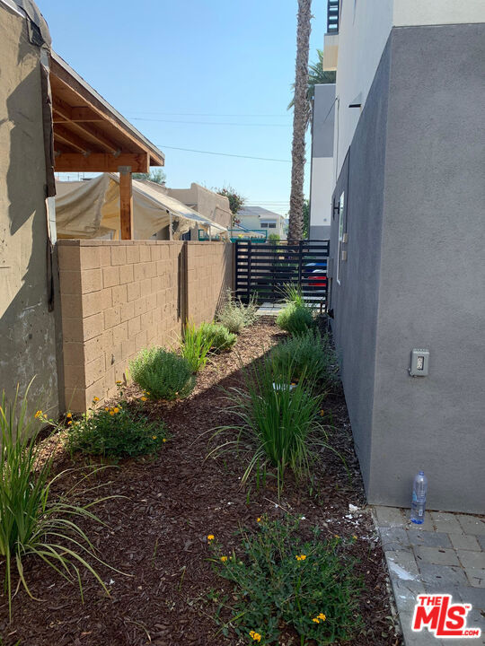 5733 1/2 Fulcher Avenue Property Photo 28