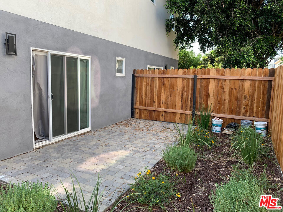 5733 1/2 Fulcher Avenue Property Photo 29