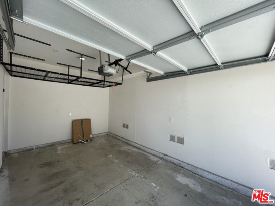 5733 1/2 Fulcher Avenue Property Photo 38