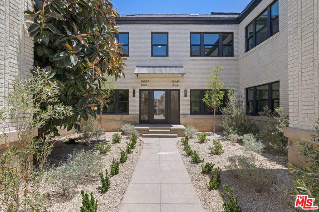 1404 1/2 S Wilton Place Property Photo 2