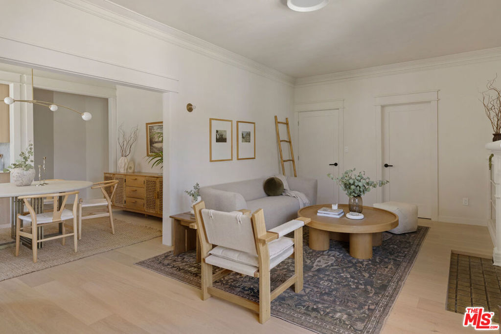 1404 1/2 S Wilton Place Property Photo 4