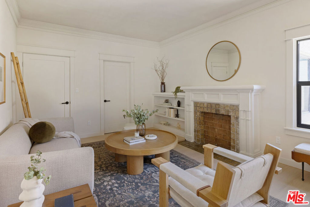 1404 1/2 S Wilton Place Property Photo 5