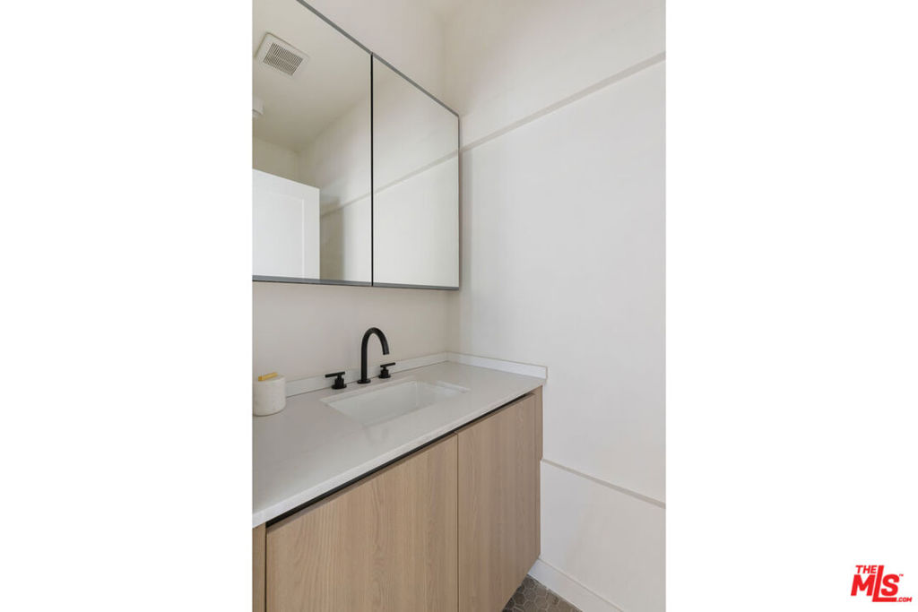 1404 1/2 S Wilton Place Property Photo 6