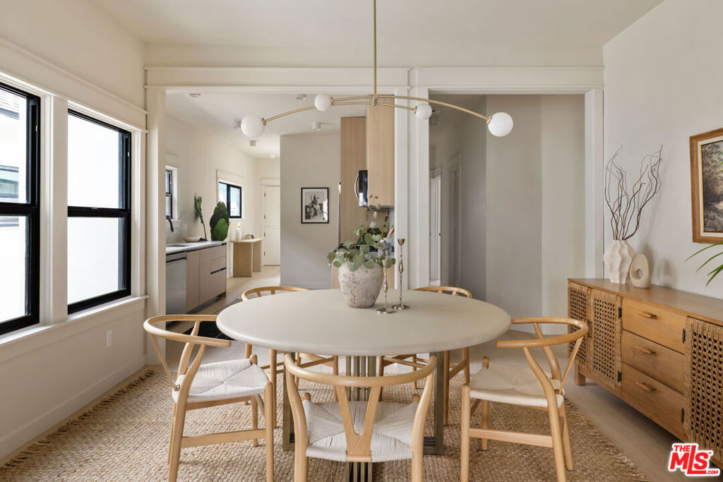 1404 1/2 S Wilton Place Property Photo 8