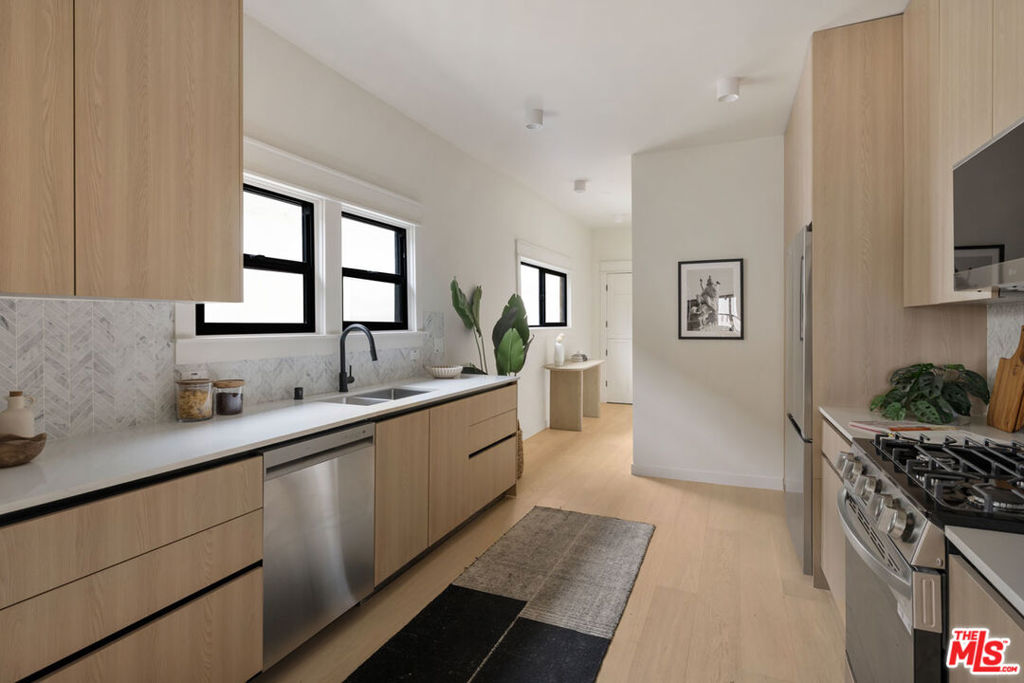 1404 1/2 S Wilton Place Property Photo 10
