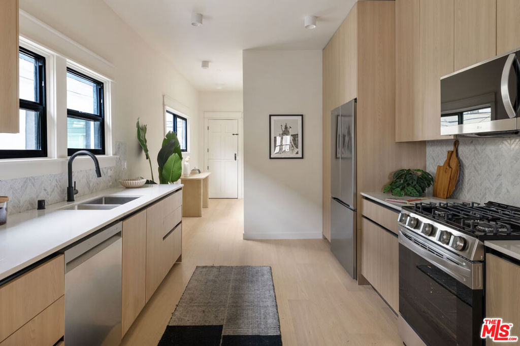1404 1/2 S Wilton Place Property Photo 11