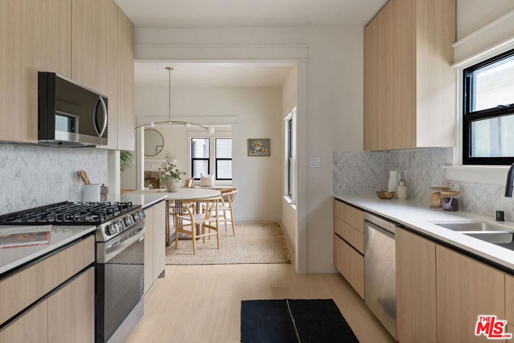1404 1/2 S Wilton Place Property Photo 12