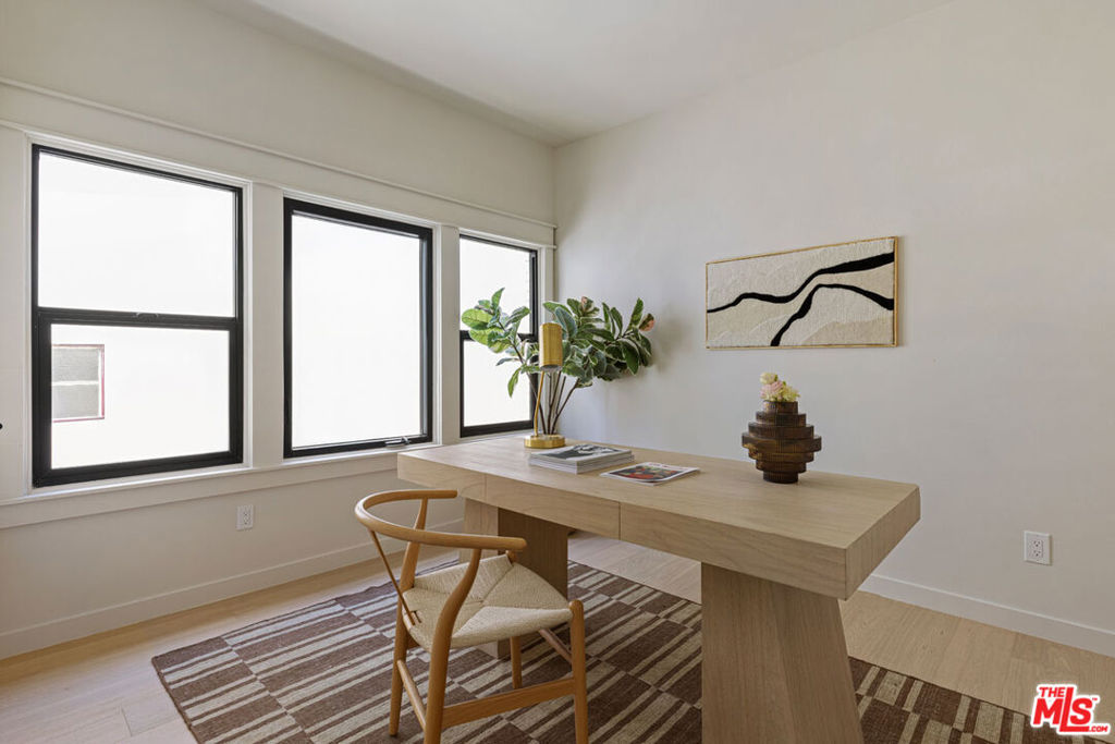 1404 1/2 S Wilton Place Property Photo 13