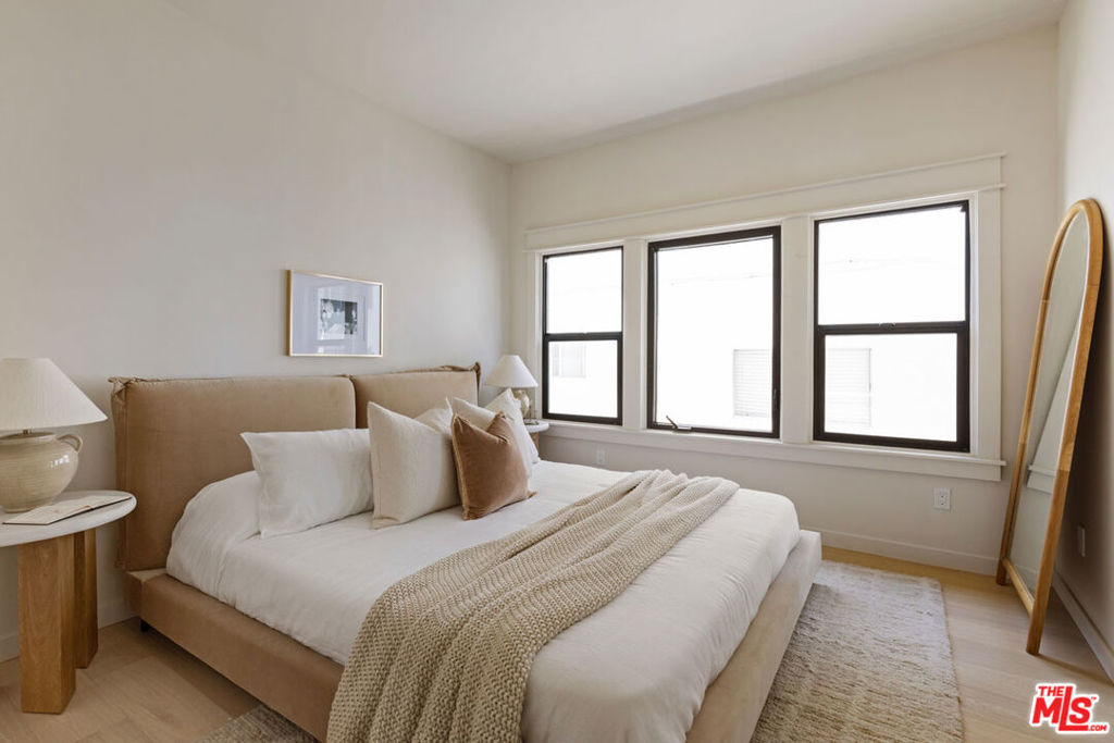 1404 1/2 S Wilton Place Property Photo 14