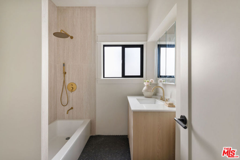 1404 1/2 S Wilton Place Property Photo 15