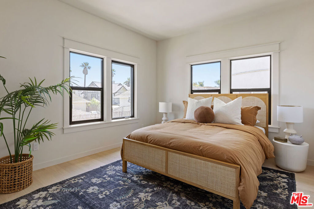 1404 1/2 S Wilton Place Property Photo 17