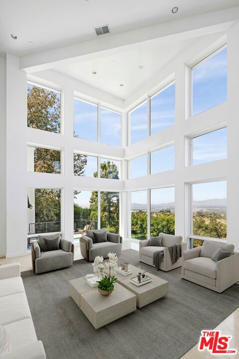 14435 Mulholland Drive Property Photo 7