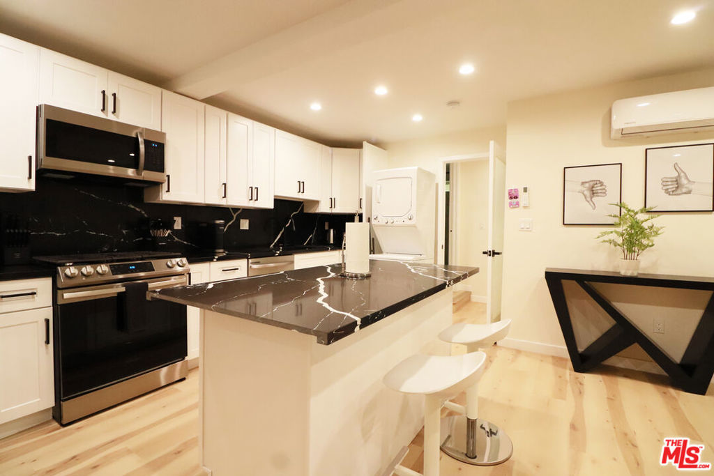 944 N San Vicente Boulevard 10 Property Photo 4