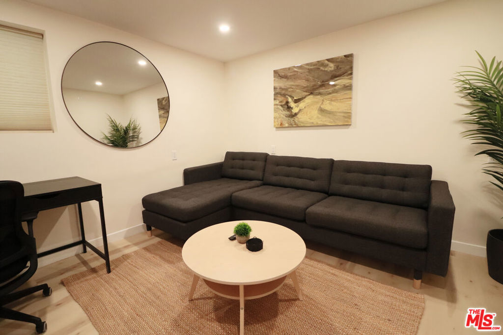 944 N San Vicente Boulevard 10 Property Photo 7