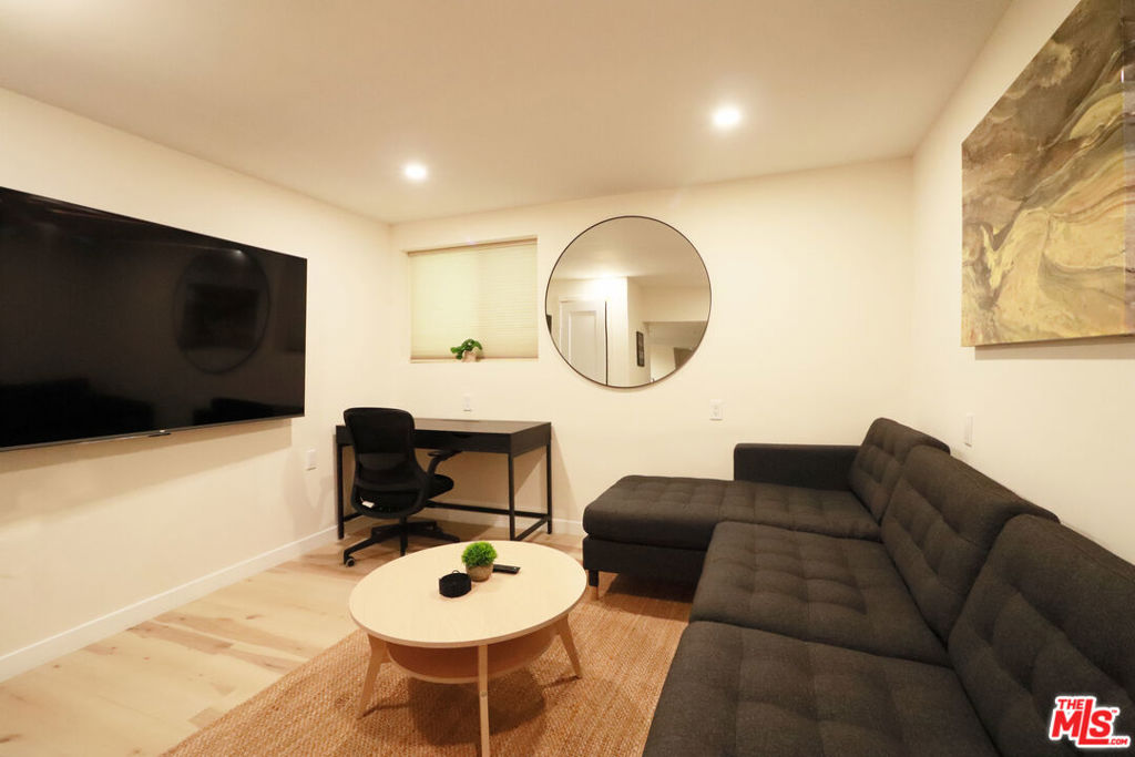 944 N San Vicente Boulevard 10 Property Photo 8