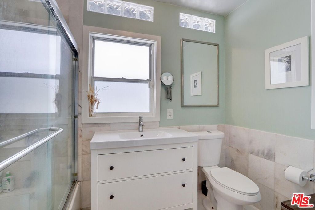 1398 N Serrano Avenue Property Photo 23