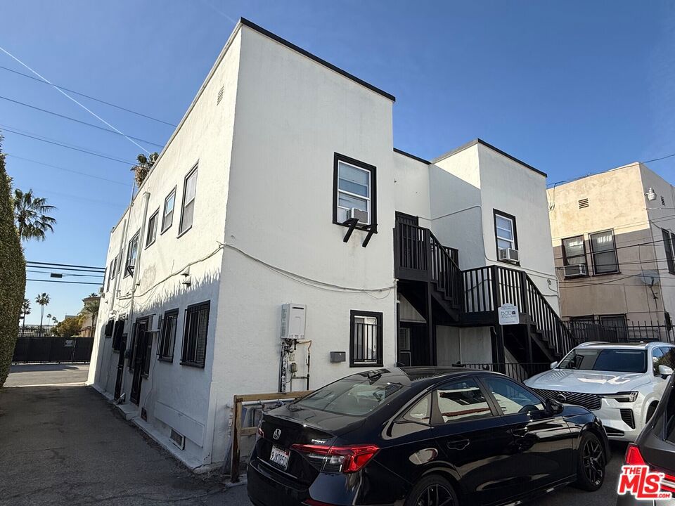 710 N Van Ness Avenue Property Photo 5